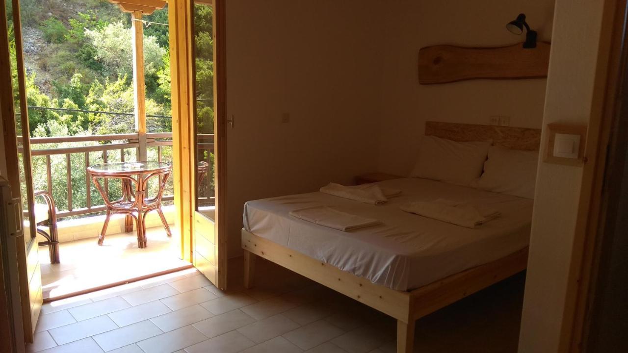 Pension Oasis Votsi  Bagian luar foto
